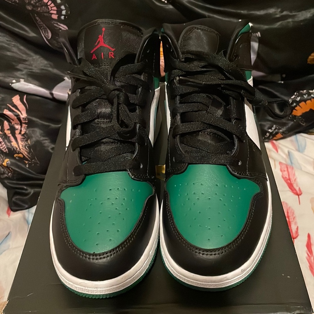 Air Jordan 1 MID - Fairly new condition size 6.5 GS/MEN